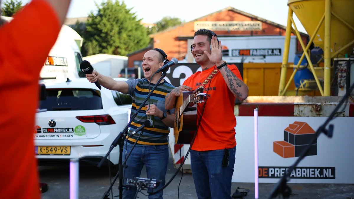 Douwe Bob zet bouwplaats PreFabriek op z'n kop! 😅🤣