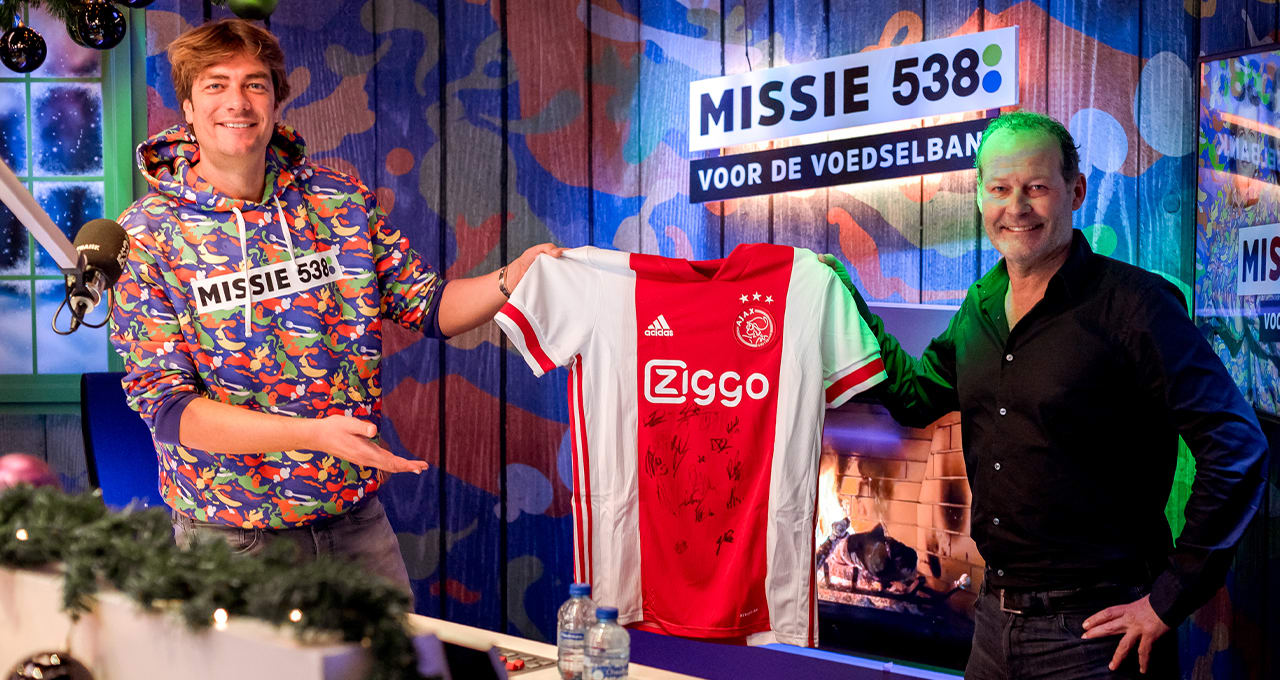 Danny Blind veilt gesigneerd Ajax-shirt!