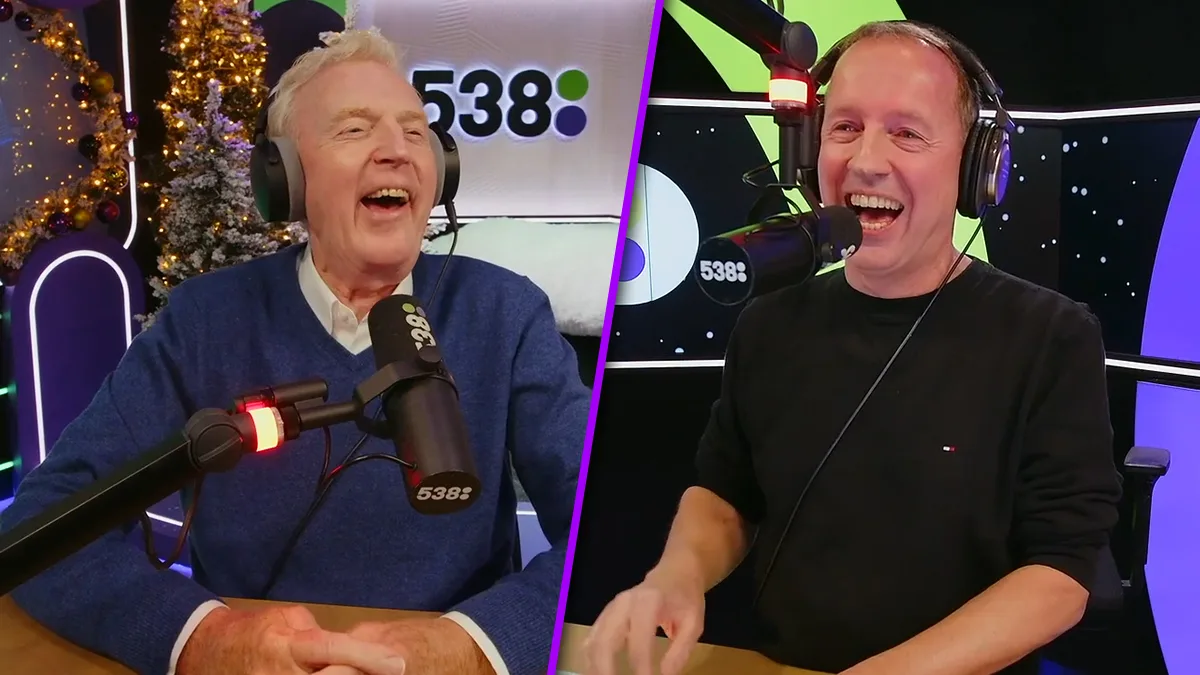 André van Duin schuift aan bij de stamtafel van Evers & co.! 😂