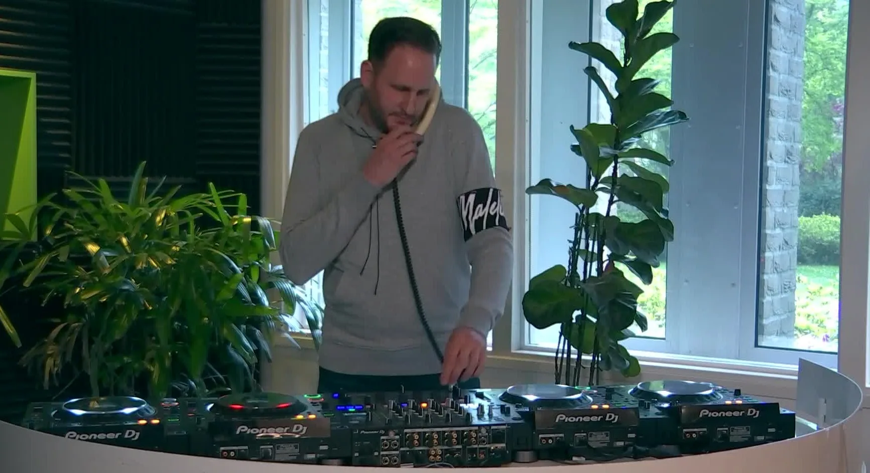 LOL! Chris Deluxe mixt Titanic-hit in zijn set