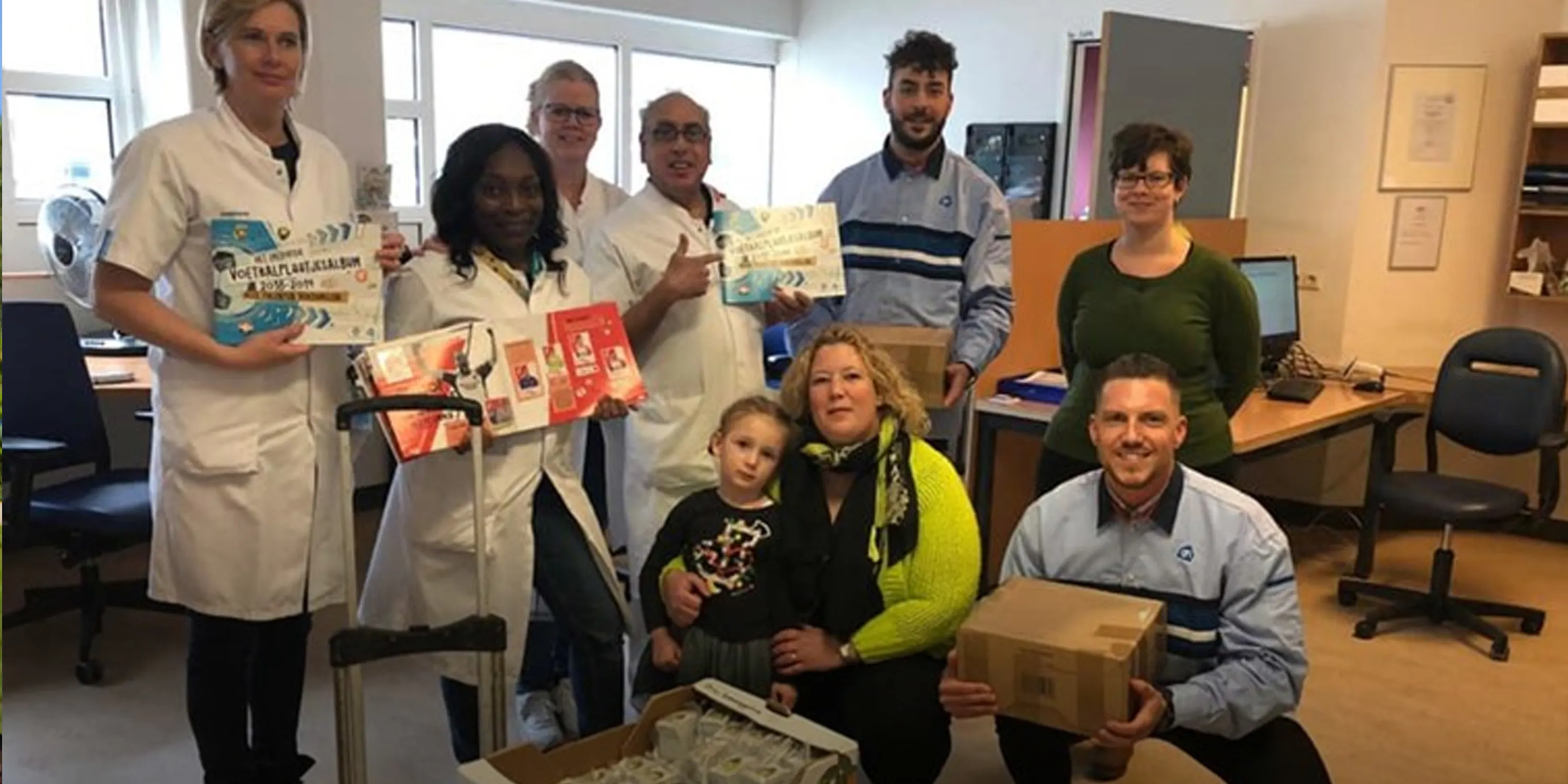 Mabel verzamelde 53.000 voetbalplaatjes voor kinderziekenhuis