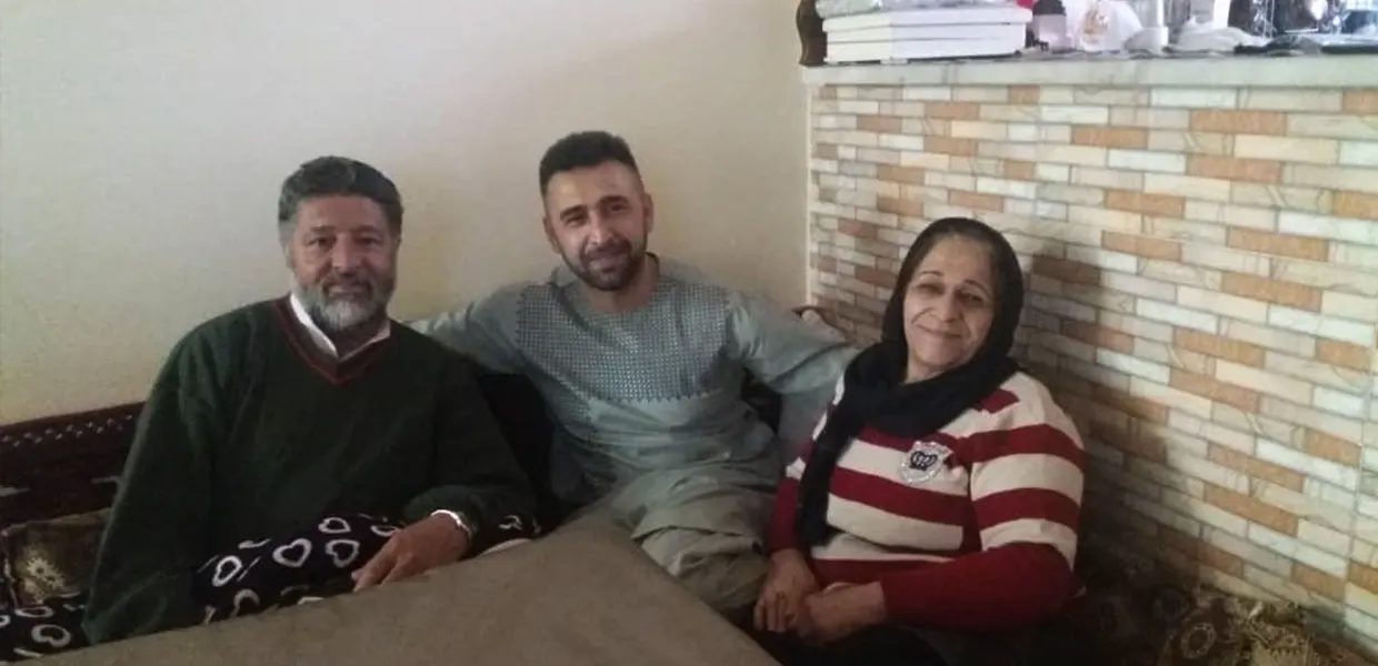 Hamid ziet na 11 jaar zijn ouders: 'Mijn vader was in shock toen hij de deur opendeed!'