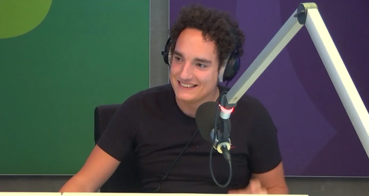 Zo presenteerde 538-dj Bas Menting slapend z’n programma