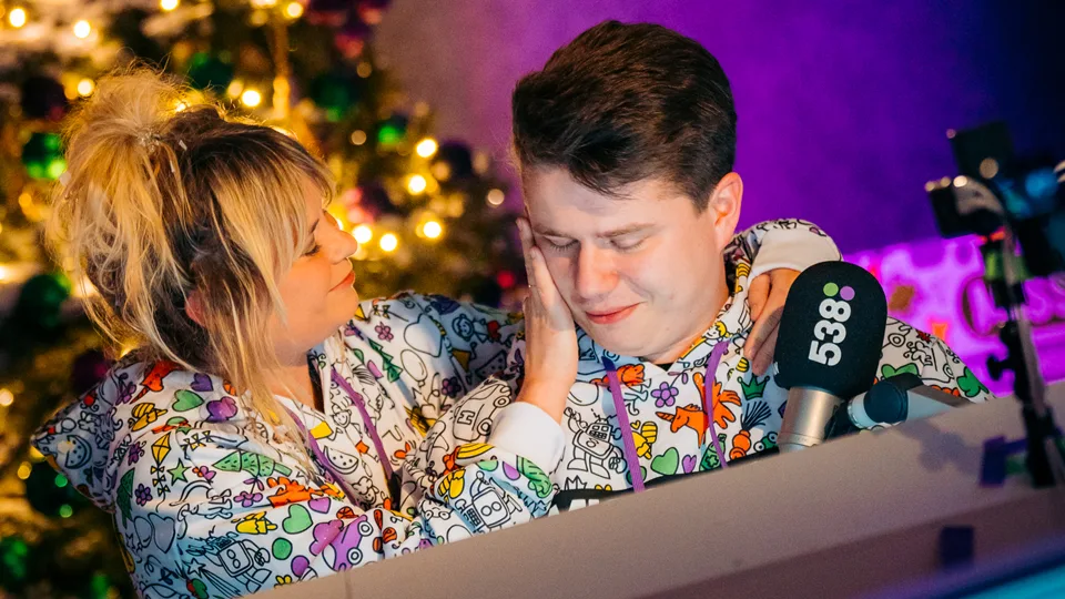 Overleden Emelie kondigt zelfgeschreven nummer aan op 538