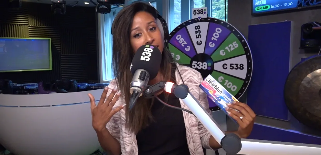 Airen doet live op radio zwangerschapstest! 😯
