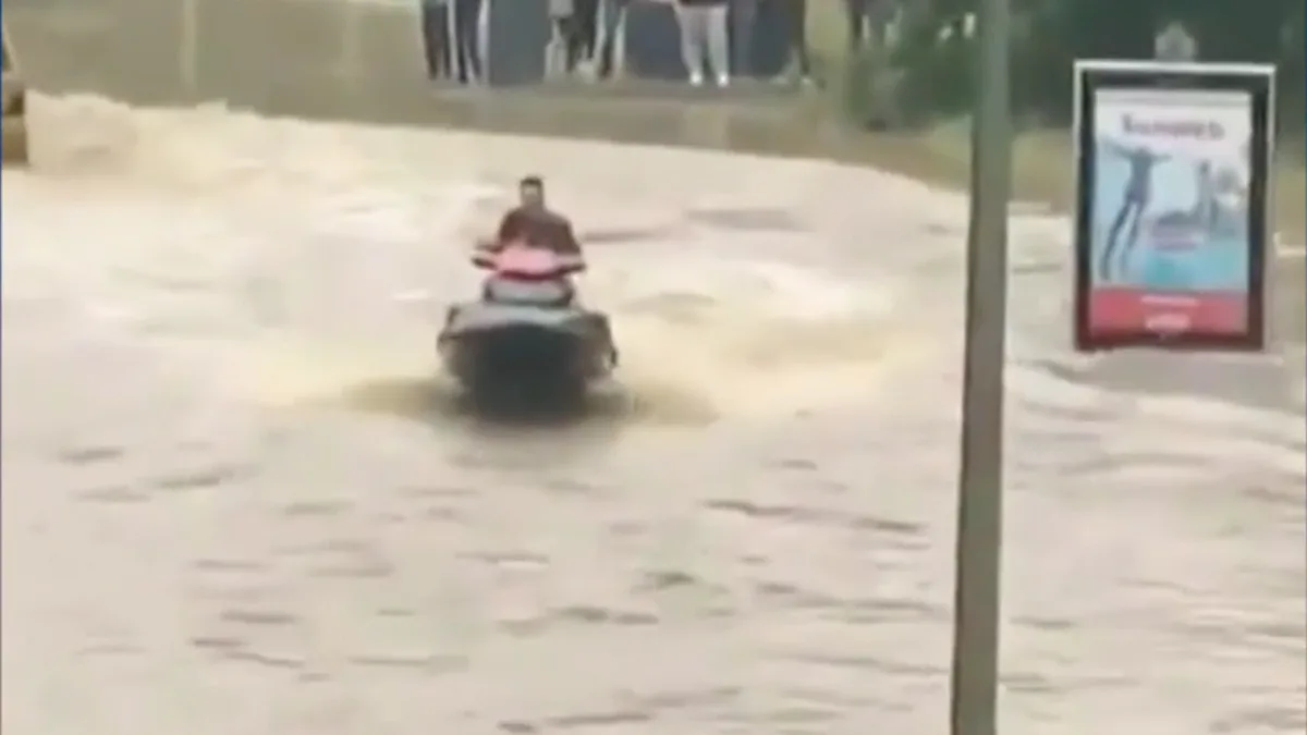 Zien: Sven en La Toya scheuren met jetski over de weg