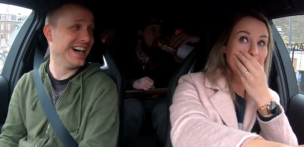 Olga in één auto met Death Metal band: 'Dit is vréselijk!'