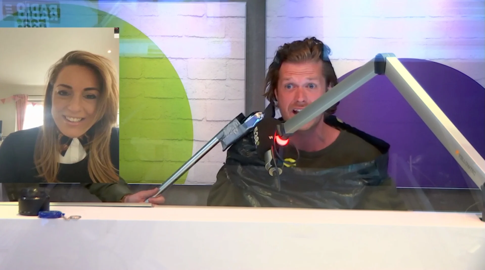 Wietze krijgt live op 538 een knipbeurt van sidekick Chris!