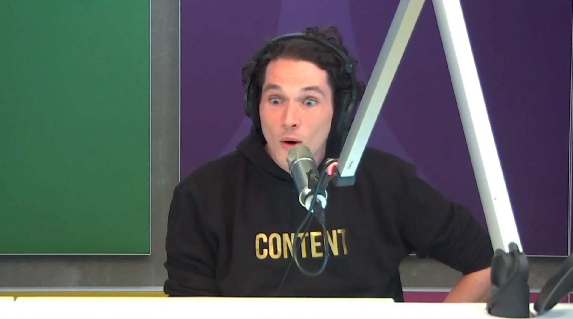 Lol! Luisteraar krijgt live op de radio ruzie met z'n vrouw