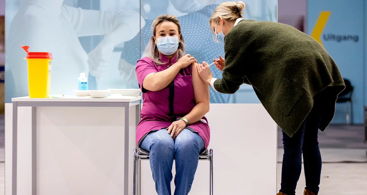 Sanna kreeg eerste coronaprik: 'Ik twijfelde ook'