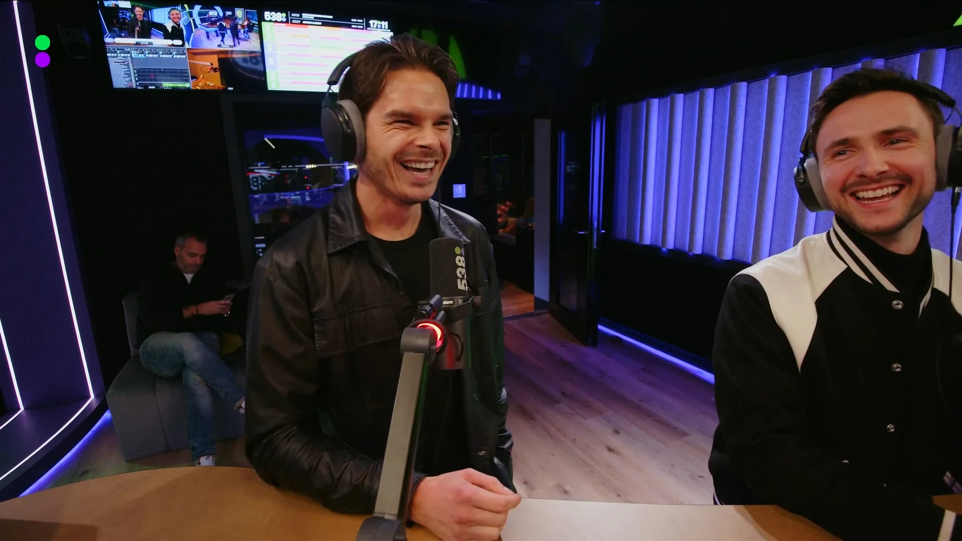 Lucas & Steve primeuren nieuwe single Heart First en worden verrast door Frank!