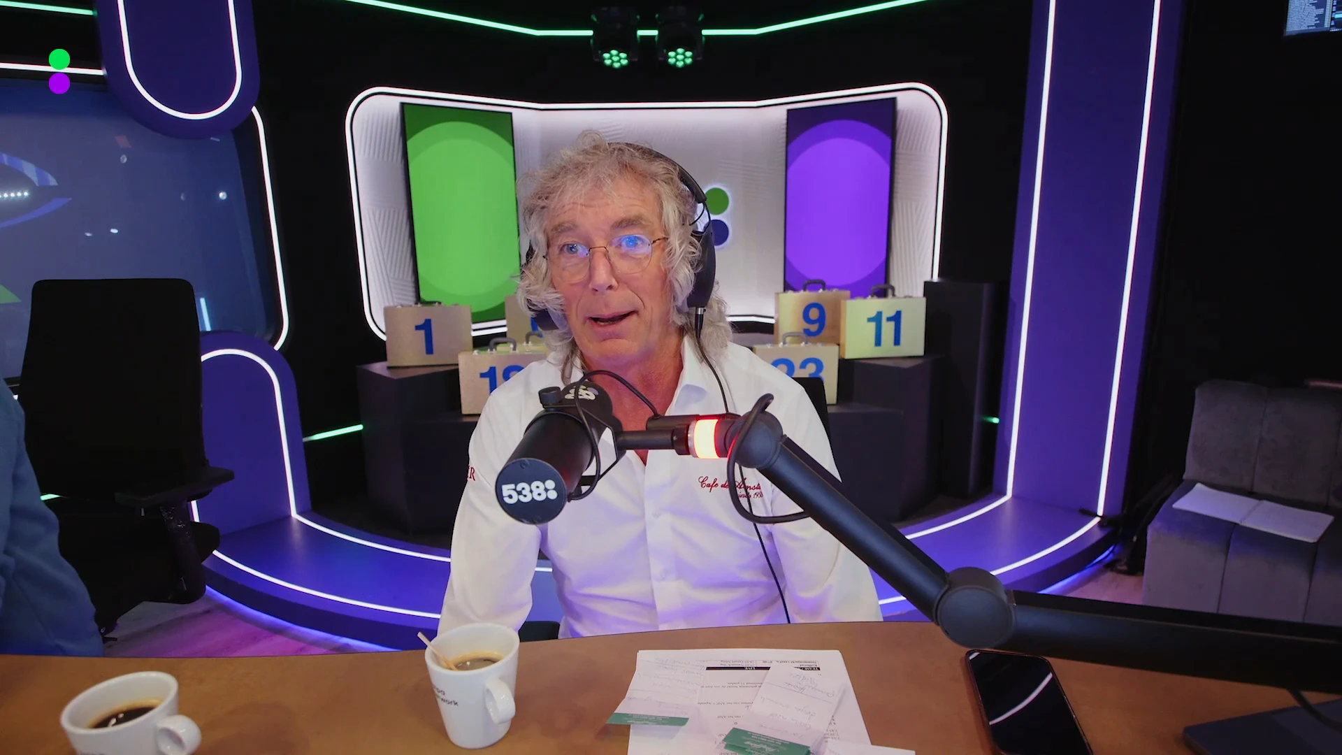 Mop van Arie over twee blondjes