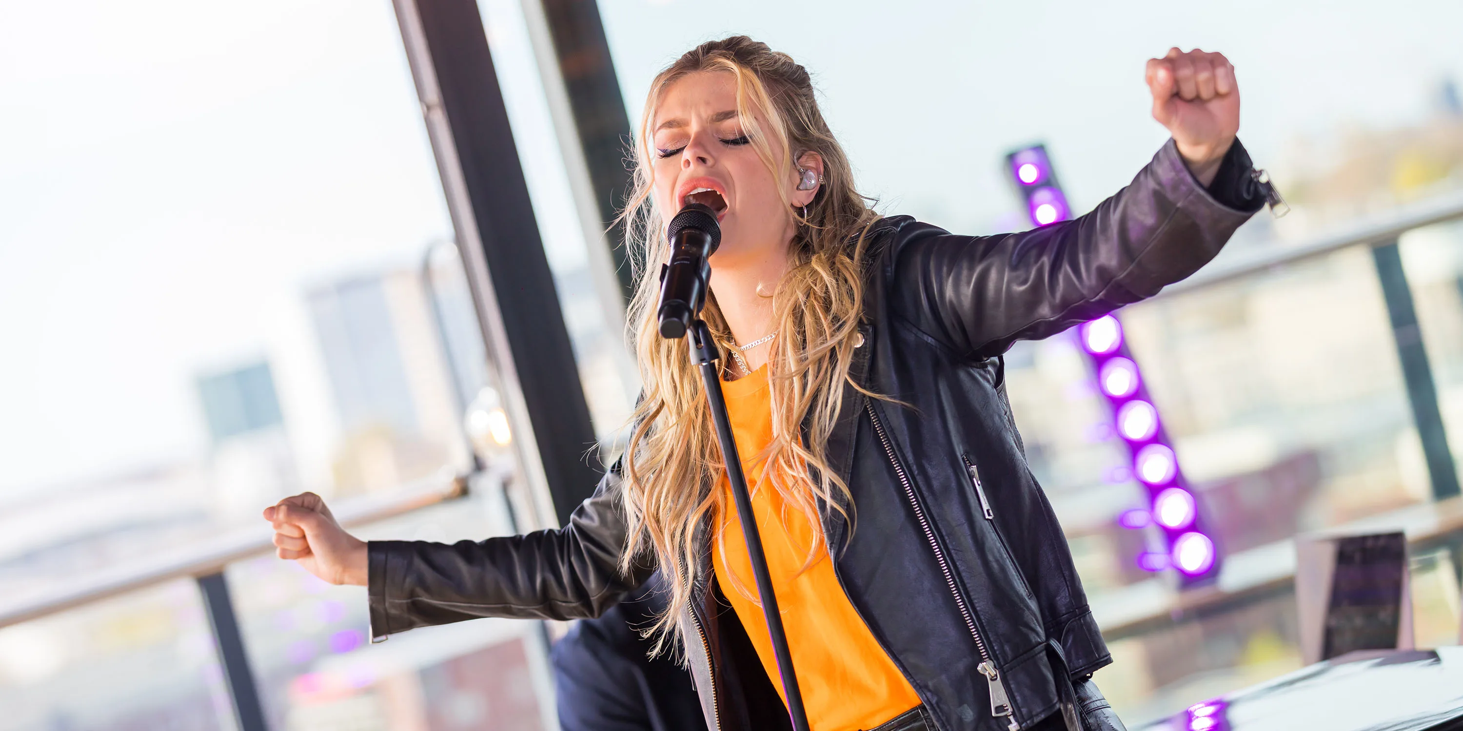 Davina Michelle doet waanzinnige showcase vanaf de watertoren in Utrecht