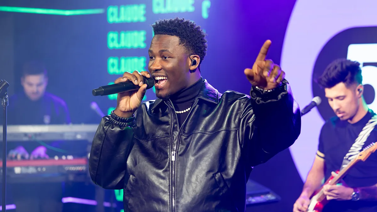 Aran Bade over het uitgelekte songfestivalnummer C'est La Vie van Claude!