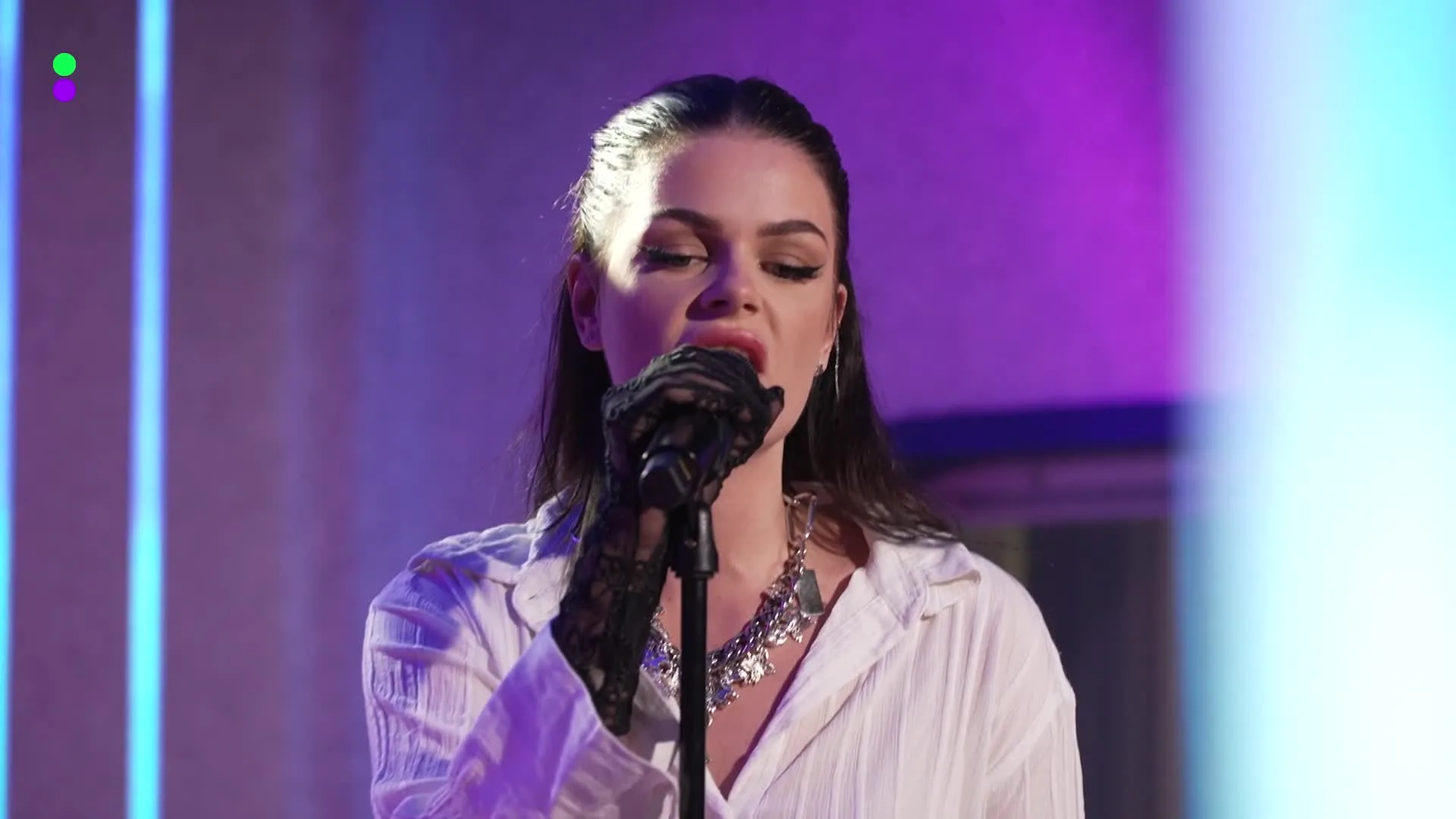 Davina Michelle speelt cover van Man! I Feel Like A Woman!