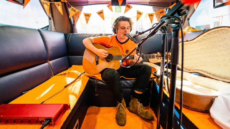 Remme speelt z'n EK-hit én Harde Schijf live in onze EK-Tourb...