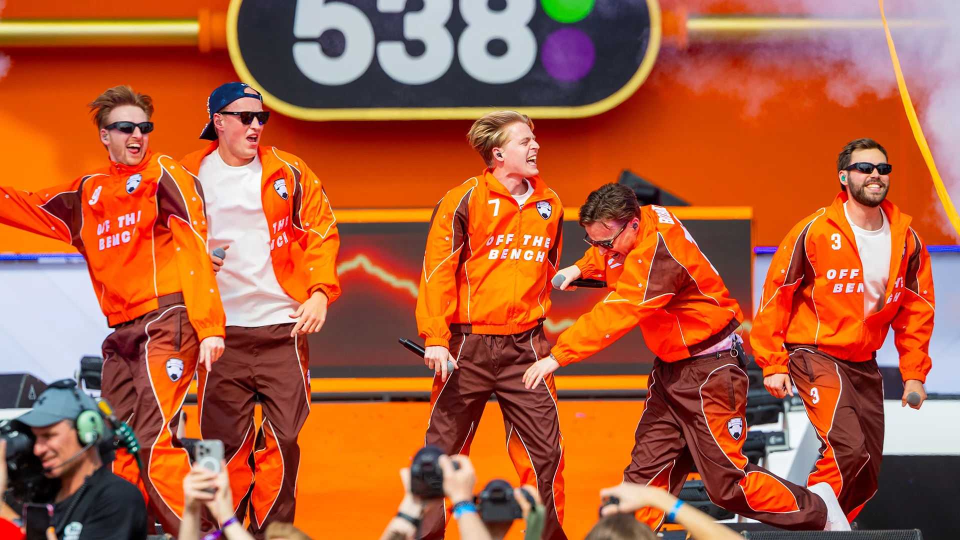 Bankzitters krijgen het hele veld aan het springen 🧡🔥