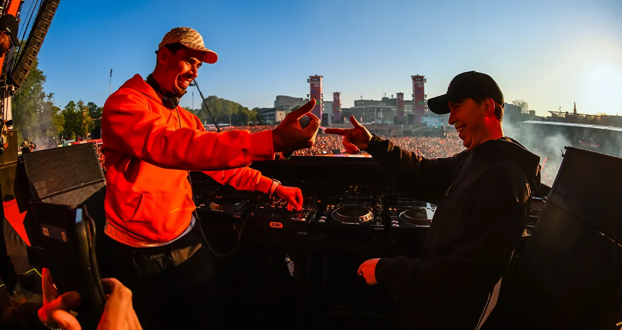 Afrojack haalt Hardwell op het podium!