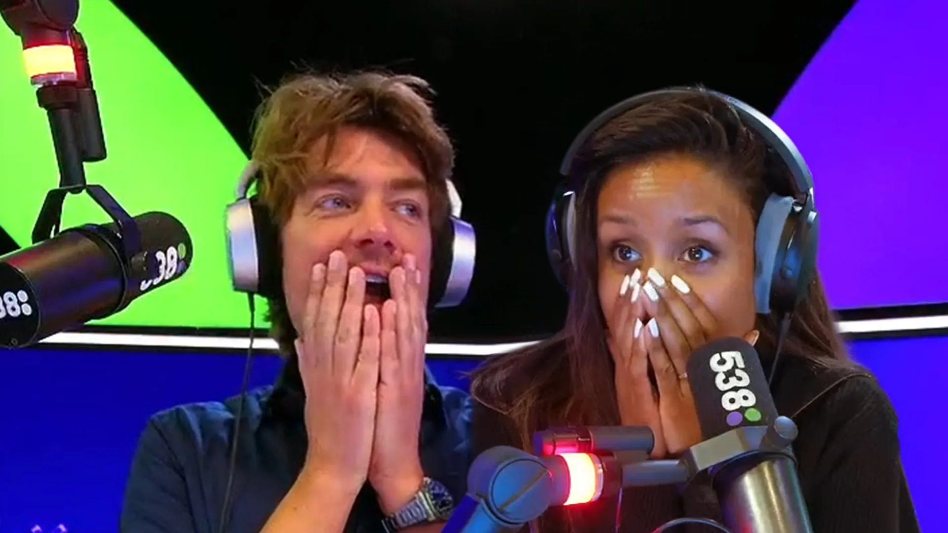 Luisteraar betrapt vreemdgaande vriend… door één pukkel! 😂