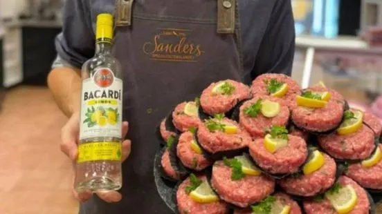 LOL! Slager René verkoopt een Bacardi Lemon-burger
