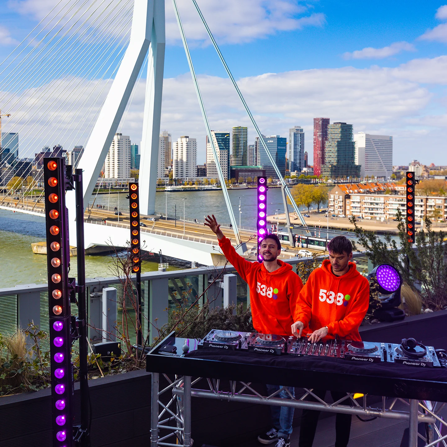 Lucas & Steve draaien een dikke set voor de skyline van Rotterdam!