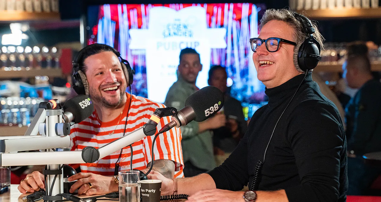 Guus Meeuwis wint hilarische pubquiz van Kraantje Pappie