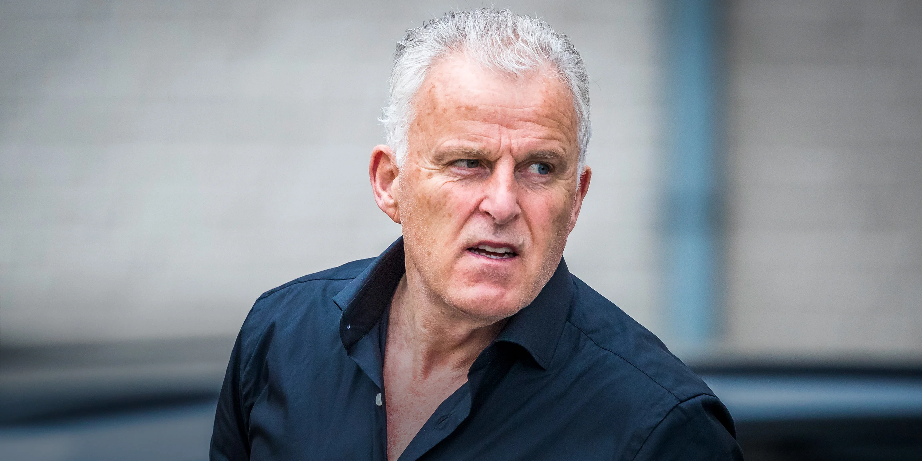 Peter R. de Vries ergert zich dood in vliegtuig