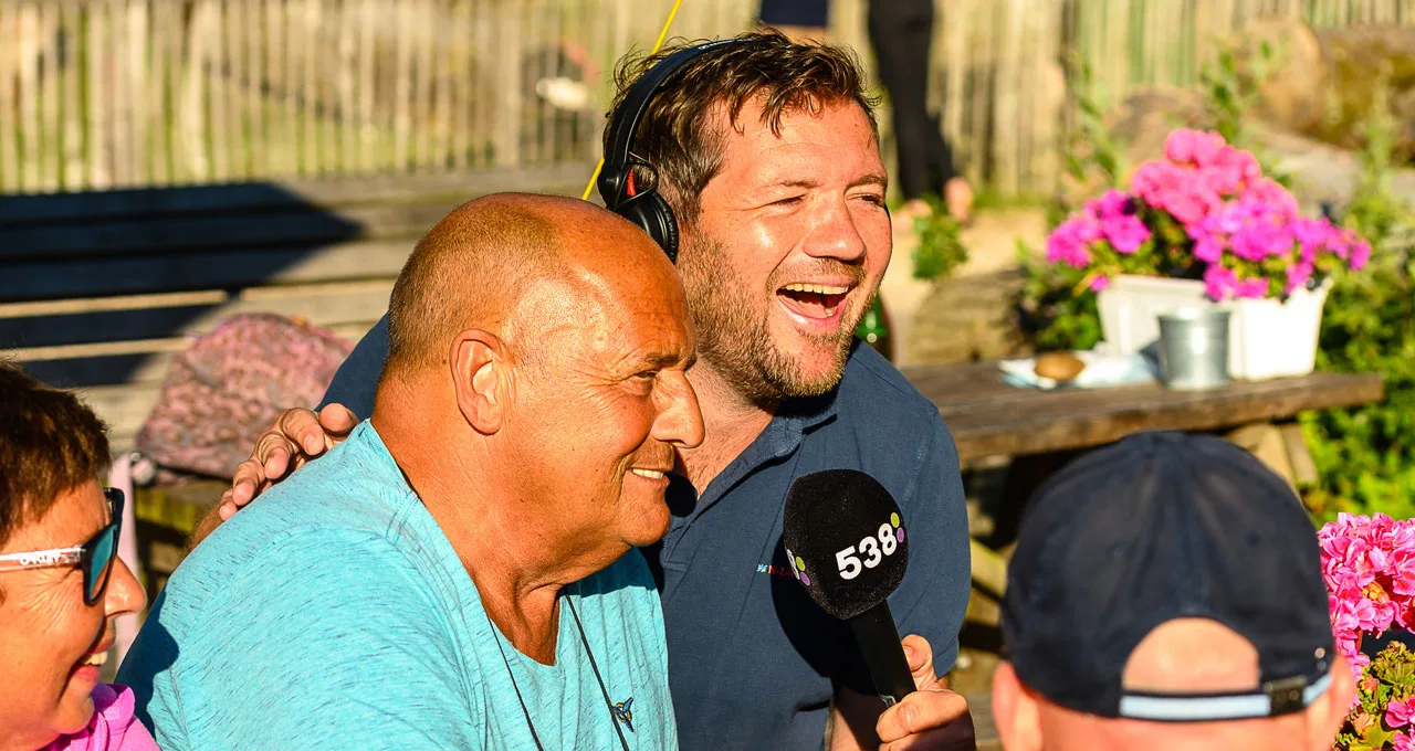 ONGEMAKKELIJK! Klaas versiert wildvreemde campinggast