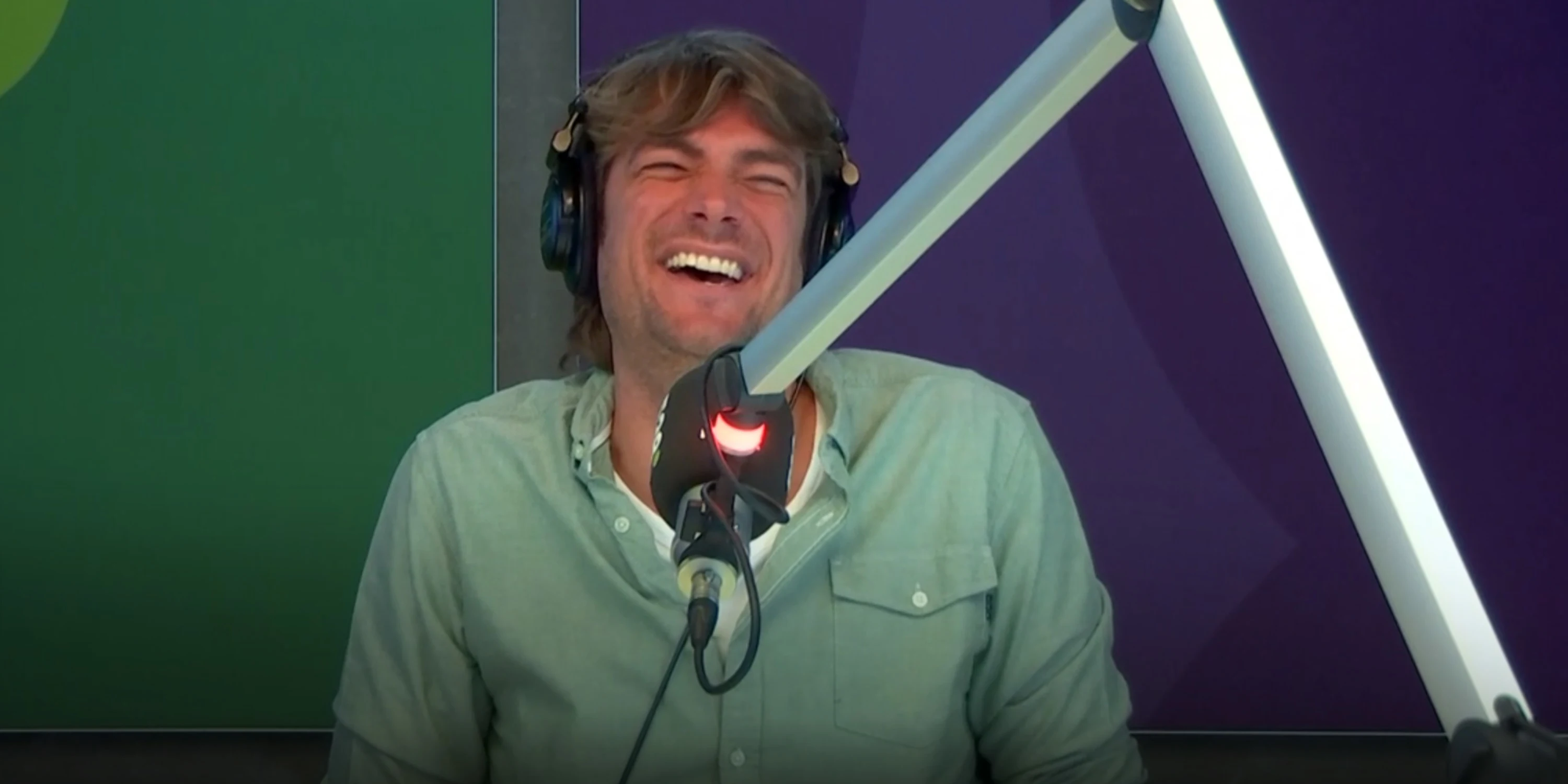 Willem van Hanegem is jarig en krijgt een hilarische verrassing