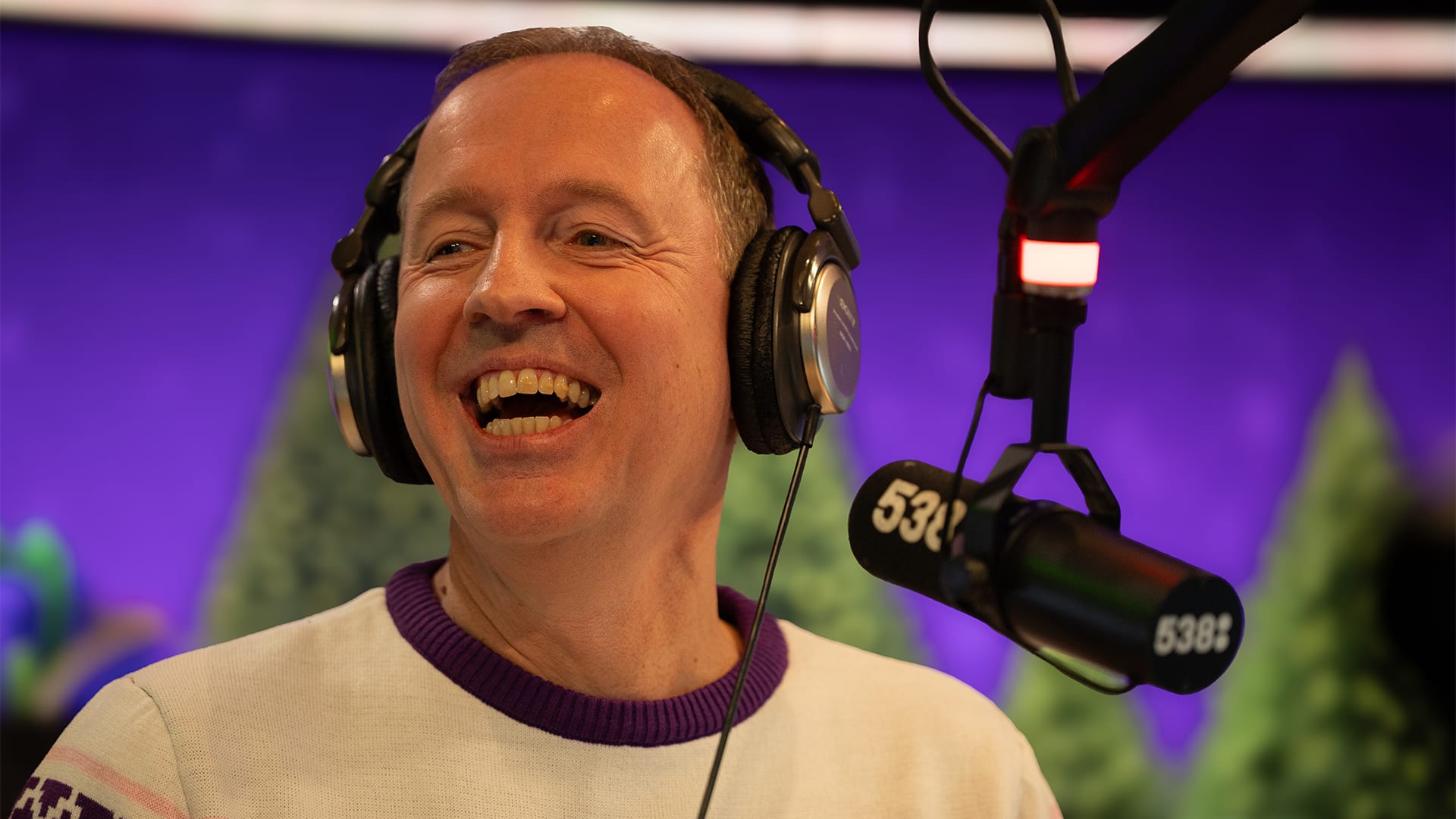 De stamgasten hebben een lied ingestudeerd voor de kerstshow van Evers & co.