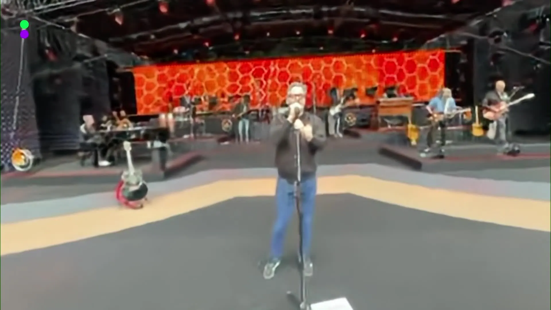 Guus Meeuwis doet In Oranje live vanuit het Philips Stadion