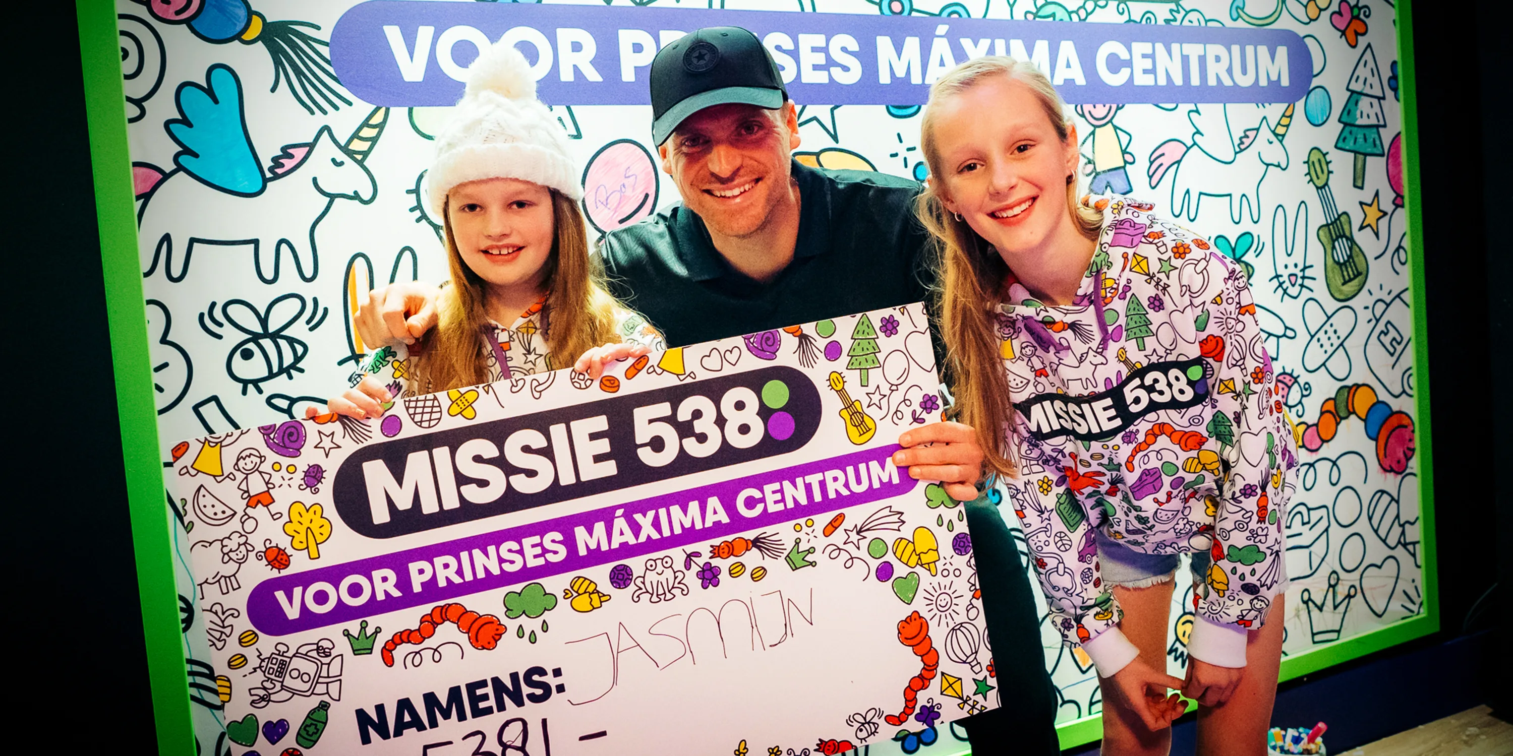 Giel verrast Jasmijn (9) met unieke StukTV-cadeaus!