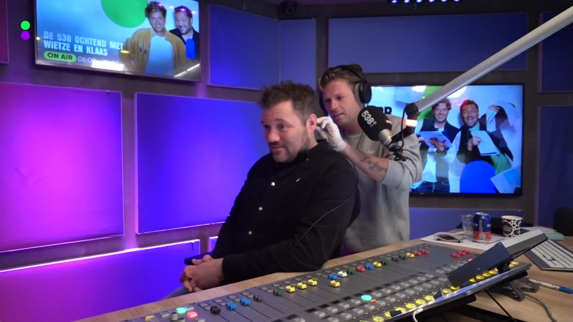 Wietze en Klaas pluizen elkaar!