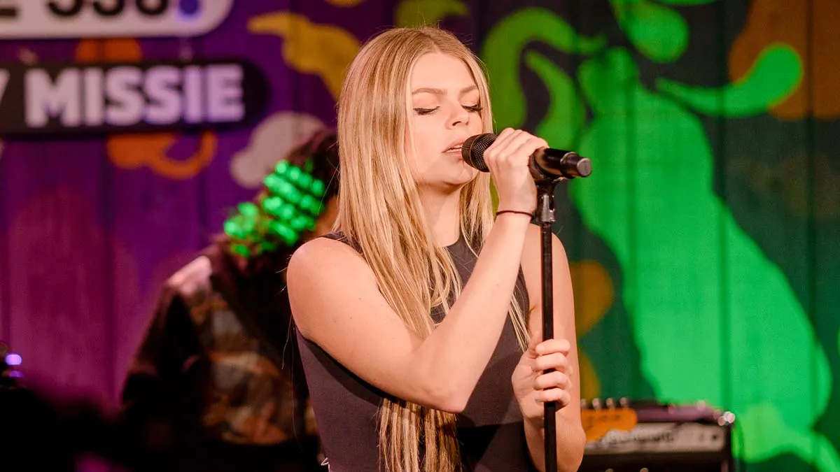 Wauw! Zo klinkt Davina Michelles nieuwe single HYPER live!