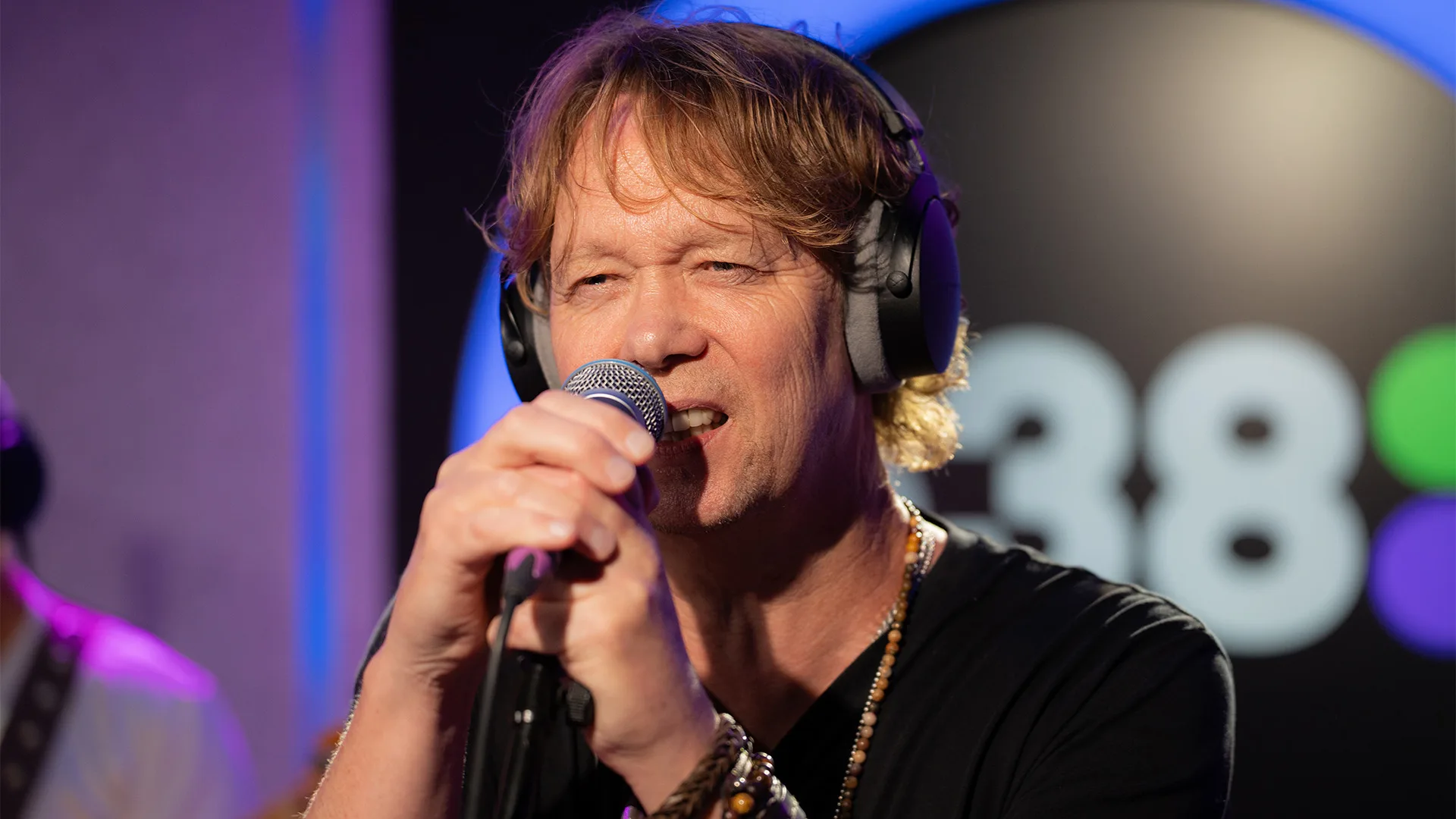 Van Dik Hout speelt hun nieuwe single Alleen Maar Jou bij Evers & co.