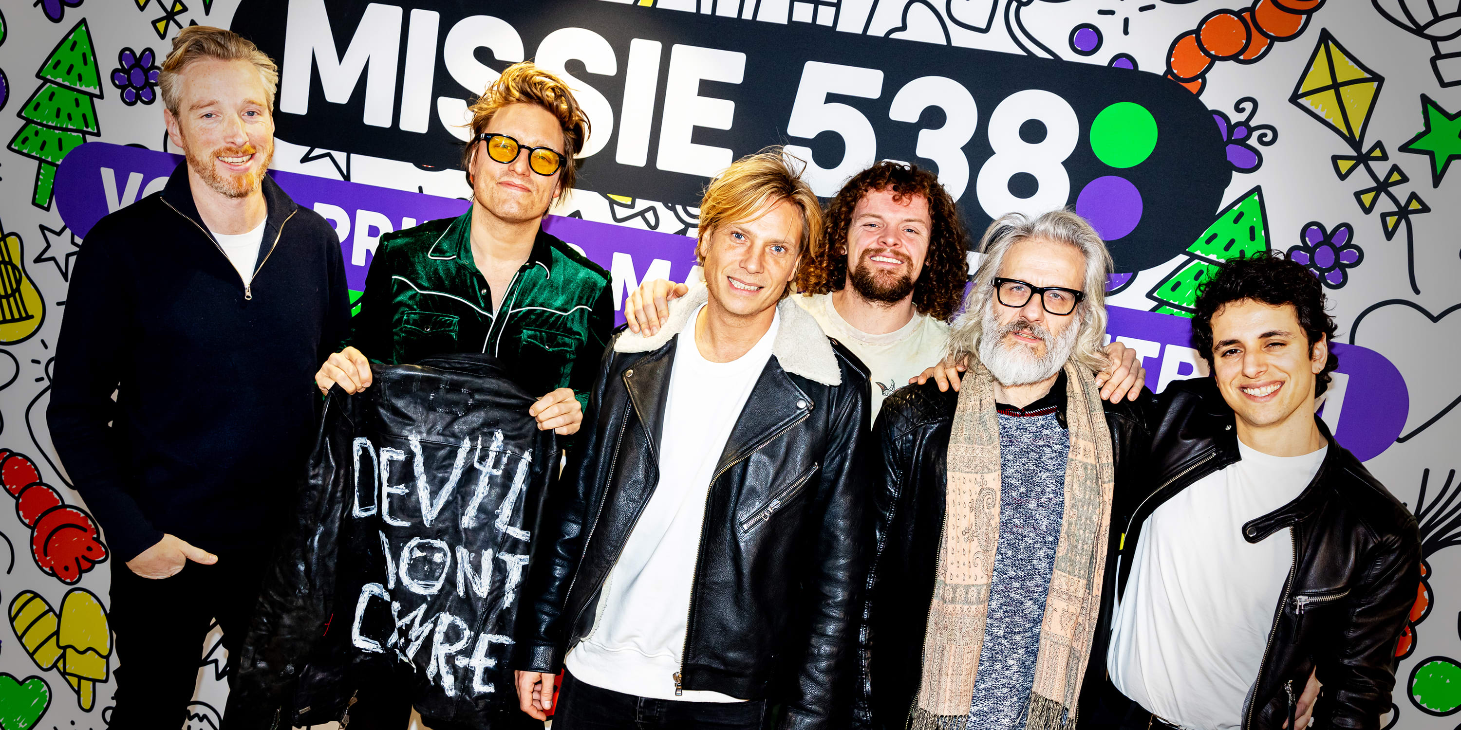 DI-RECT met een prachtige akoestische versie van Through the Looking Glass!