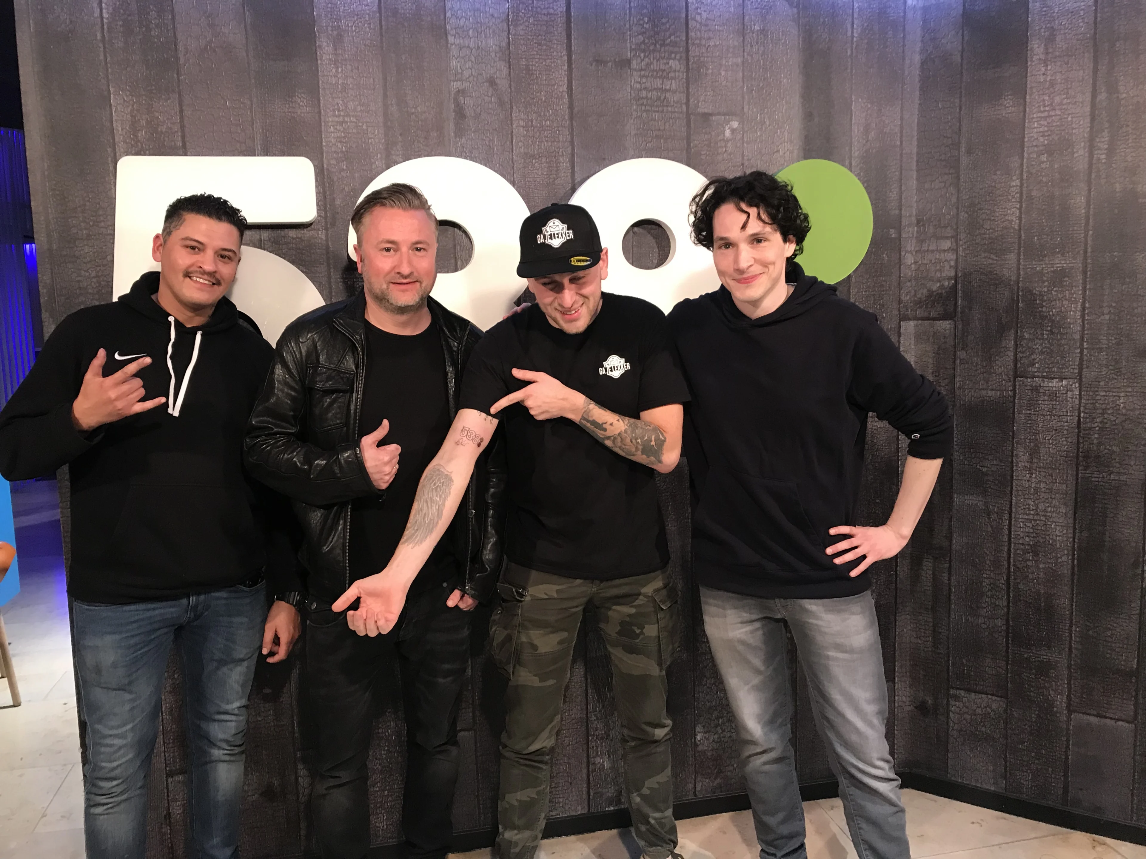 Luisteraar Reilly laat 538-logo met behaarde ballen tatoeëren