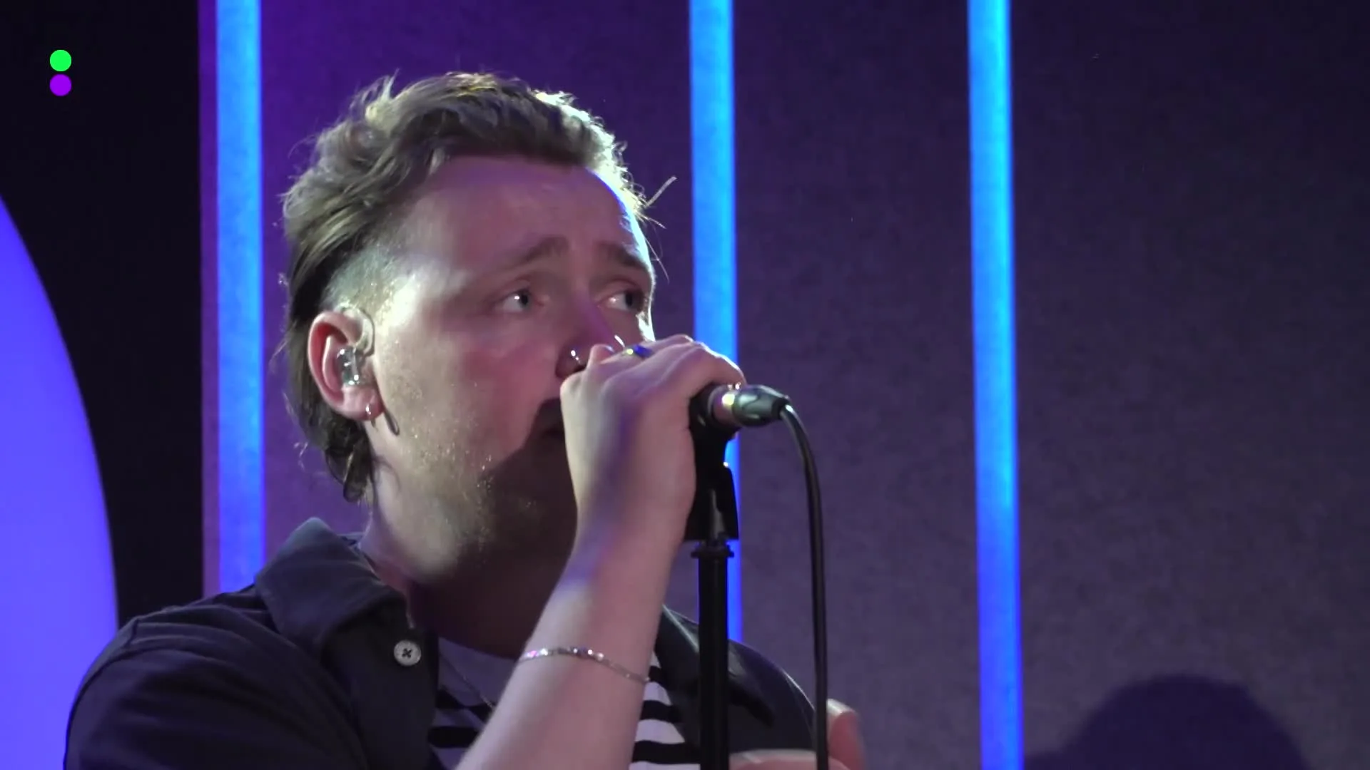 Only The Poets coveren Flowers van Miley Cyrus