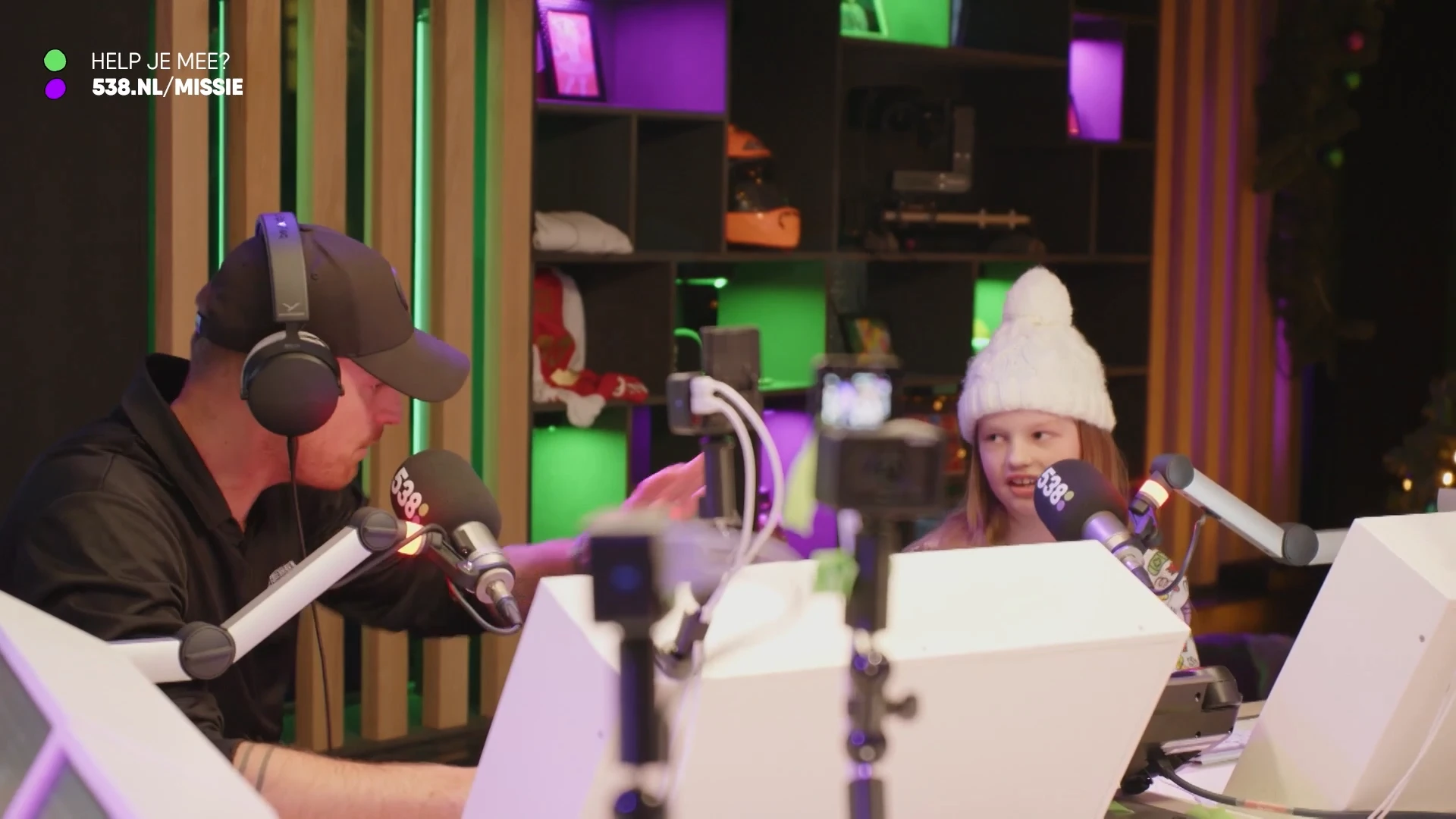 Giel verrast Jasmijn met cadeautjes!