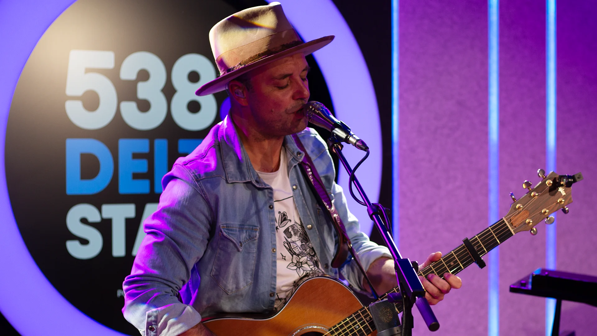 Niels Geusebroek zorgt voor kippenvel met akoestische versie Year Of Summer