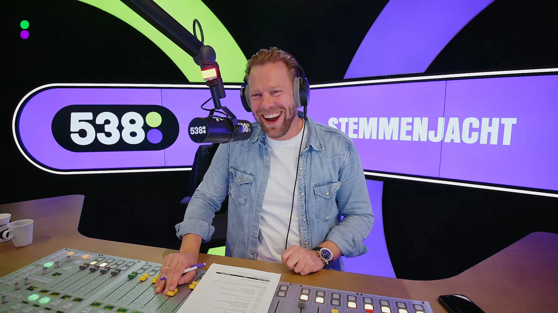 Martijn rent als banaan mee met De 538 Ochtendrun