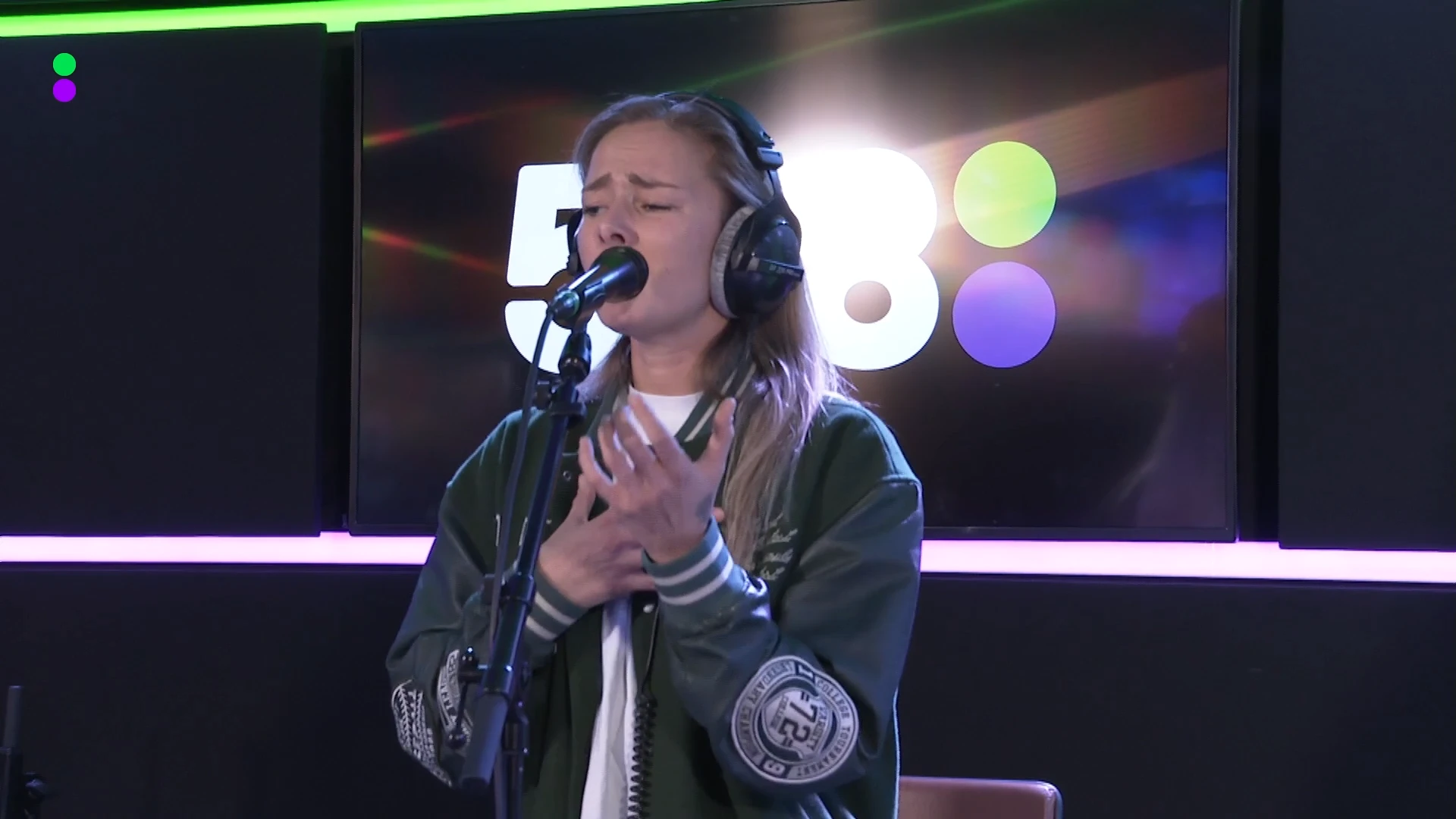 SERA ontroert luisteraars met cover