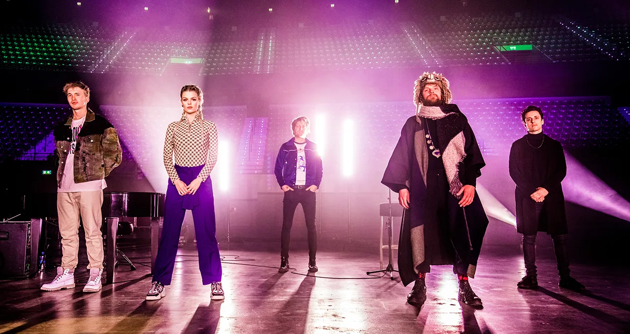 538-luisteraars in tranen door 17 Miljoen Mensen van Davina Michelle en Snelle in een leeg Ahoy