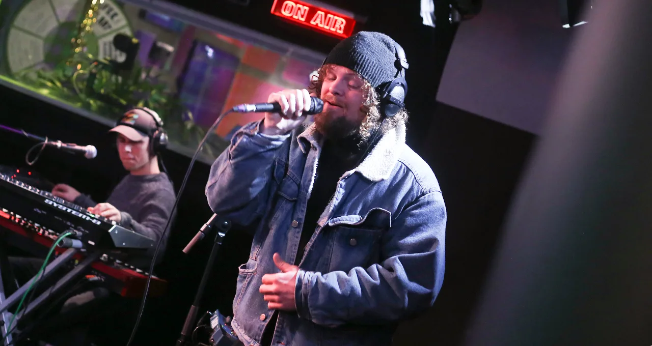 NIET NORMAAL! 🔥 DI-RECT blaast 538-studio omver met nieuwe single