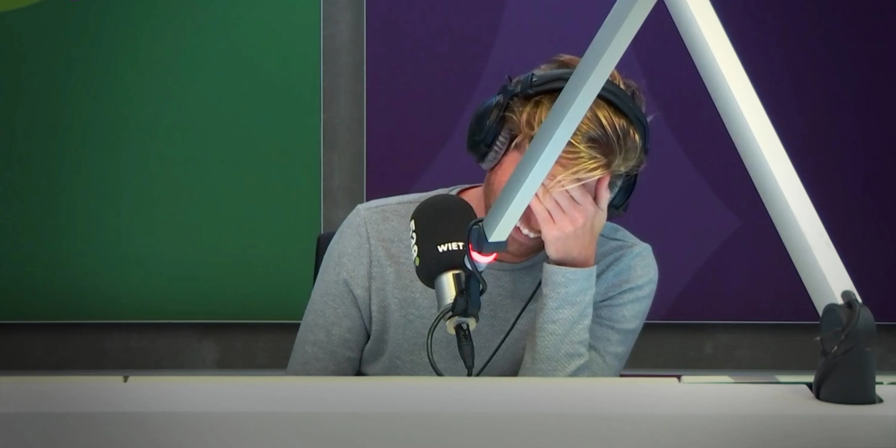 Hilarisch: Wietze en Chris doen woede-oefening 'pillow fuck'