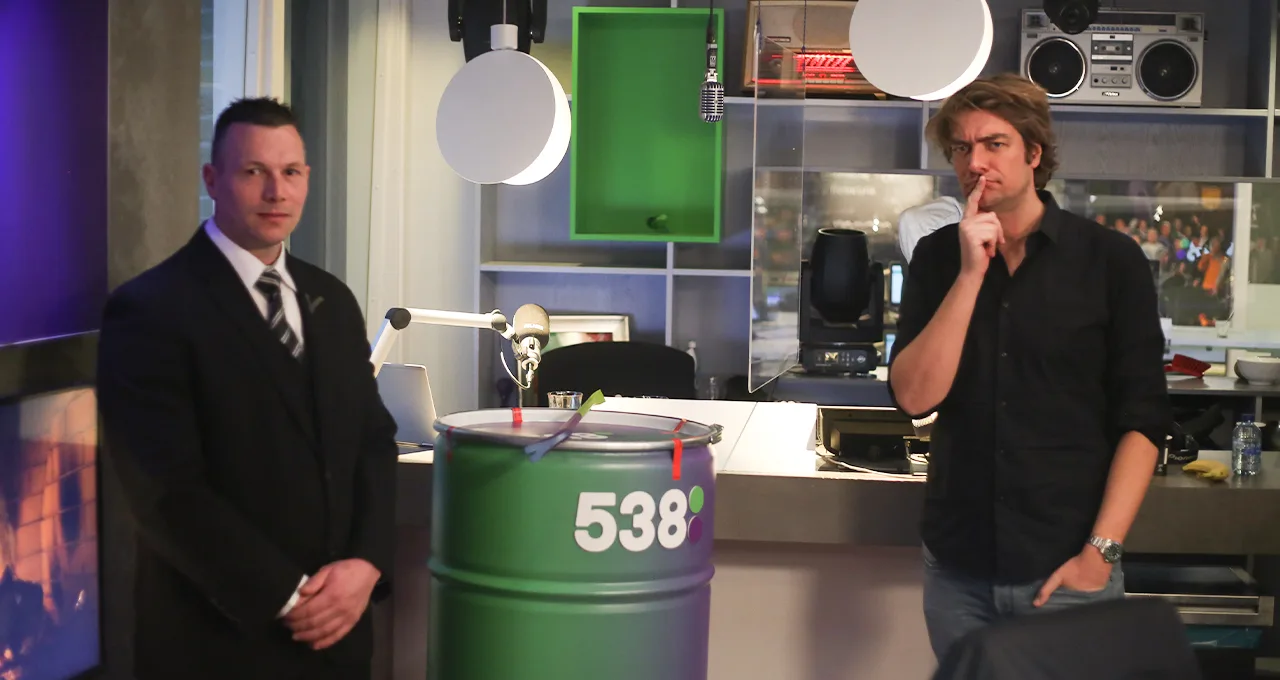 'Ik zie een beveiliger binnenlopen met een hele grote ton!' 