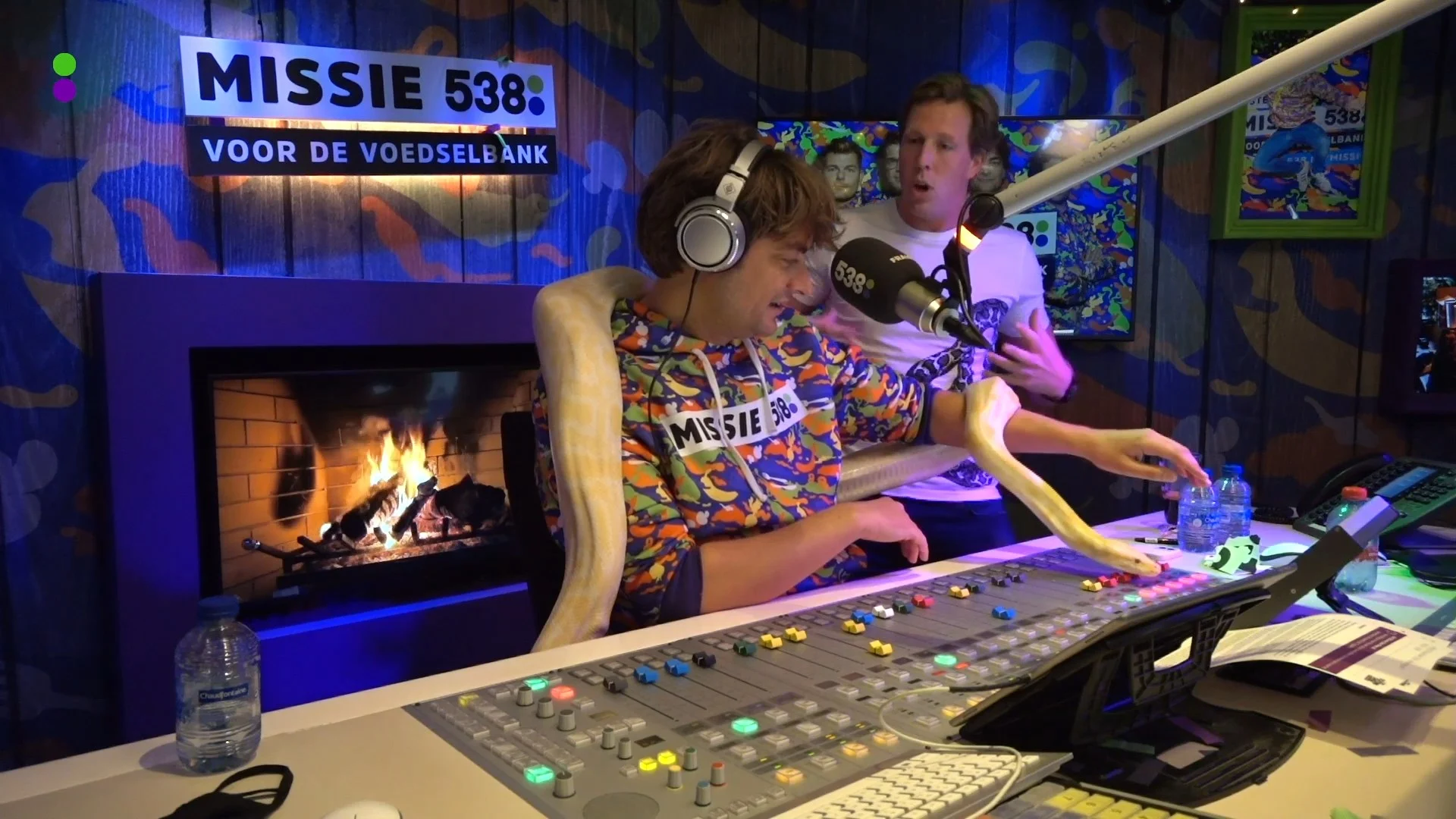 Freek Vonk zorgt voor angst met wurgslang in de studio!