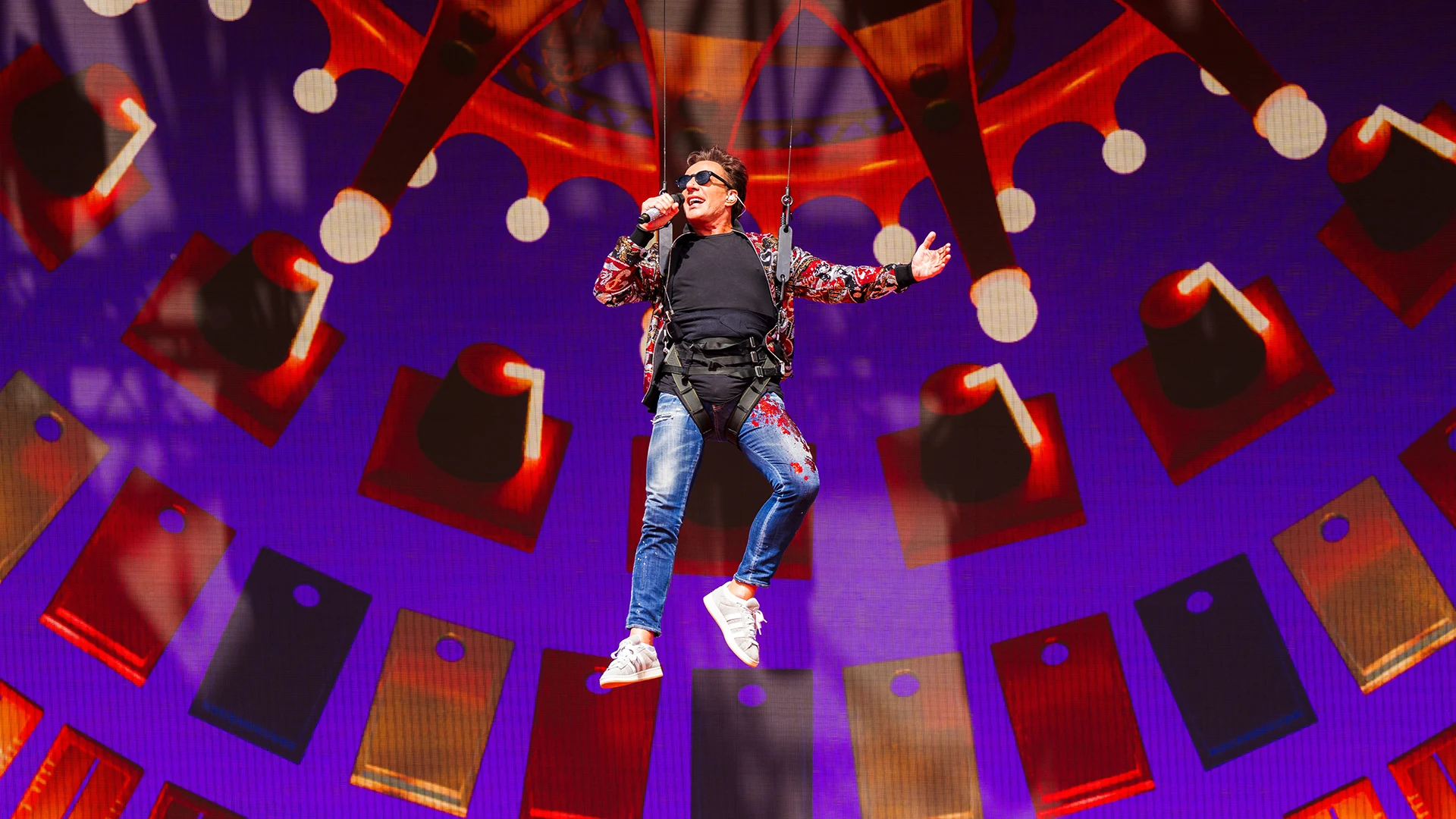 Gerard Joling komt hoog (en droog) het podium op tijdens 538 Koningsdag 2026 😂👏