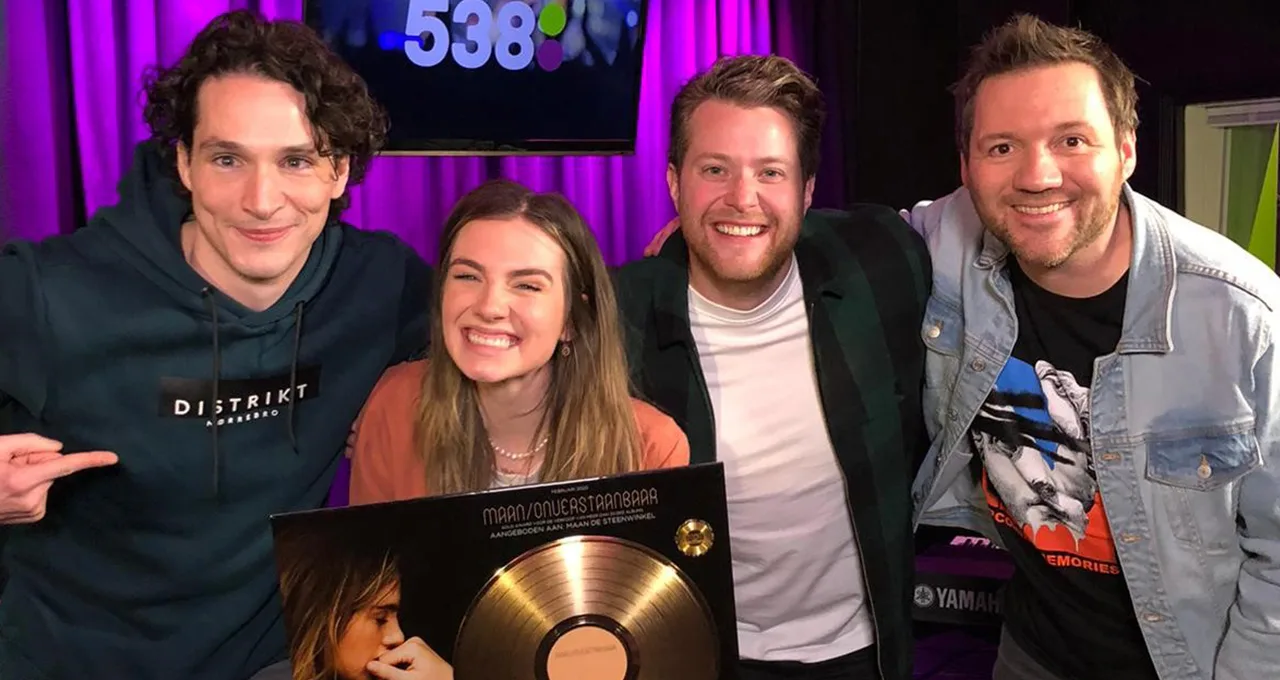 Maan krijgt gouden plaat voor debuutalbum Onverstaanbaar
