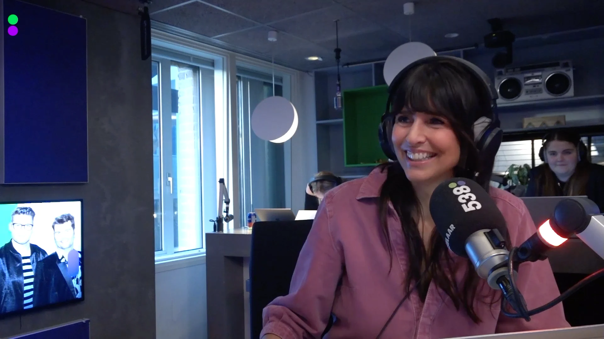 Sandra is de nieuwslezeres van De Coen en Sander Show!